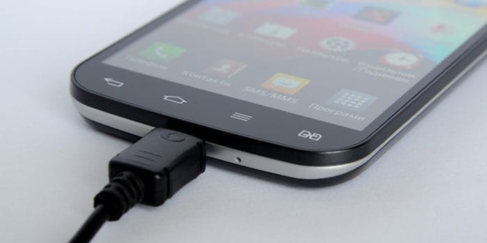 menggunakan smartphone