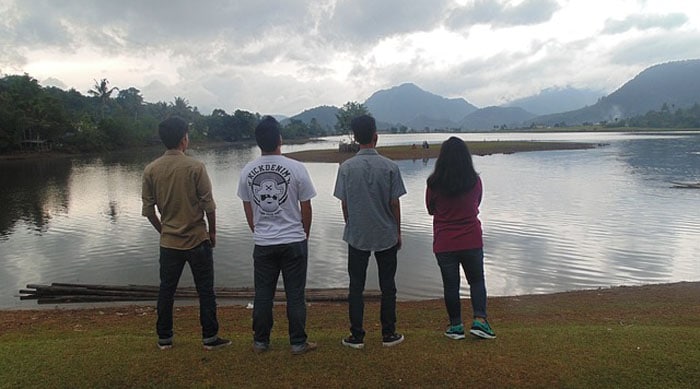 libur akhir pekan dengan teman