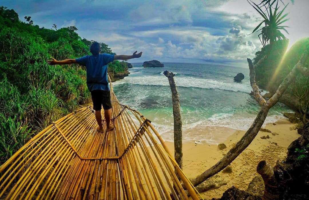 PANTAI TERCANTIK DI MALANG _ PANTAI NGliyep