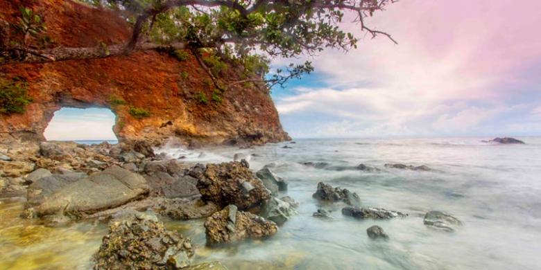 pantai terindah di maluku - pantai pintu kota
