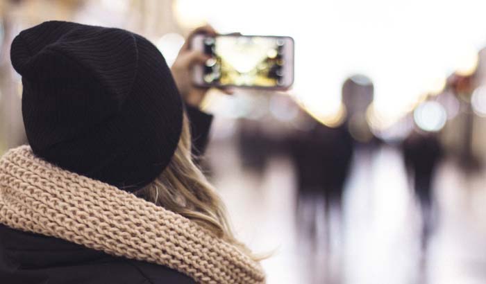 bawa smartphone saat traveling