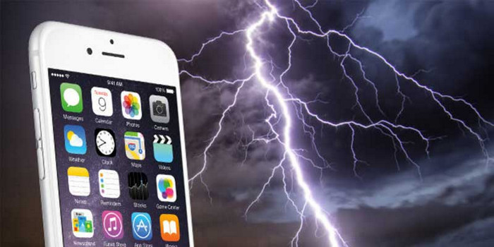 Amankah Menggunakan Smartphone Saat Hujan