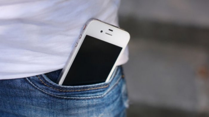 Hindari Menyimpan Ponsel Di Saku Saat Kehujanan