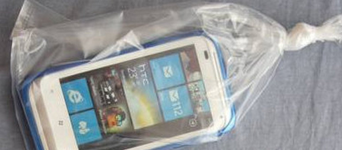 Tips Melindungi Smartphone Agar Aman Saat Hujan