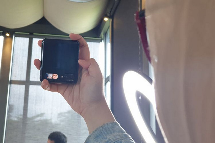 Smartphone Lipat Samsung Galaxy Z Flip